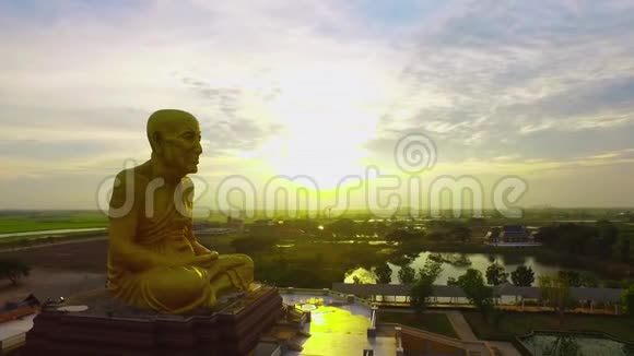 空中拍摄泰国的佛像视频的预览图
