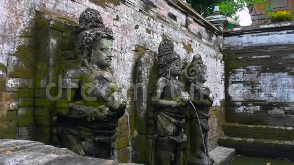 巴厘岛GoaGajah或大象洞庙的圣浴视频的预览图