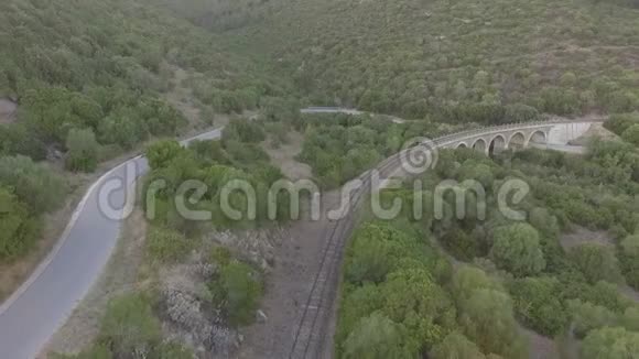 日落时分树林中的古老铁路从上面看到了无人机视频的预览图