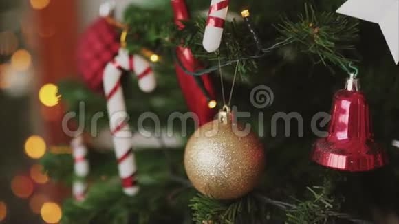 新年前后圣诞树上的金球特写镜头视频的预览图