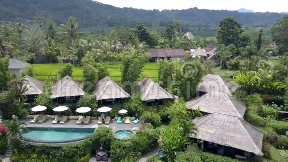 从无人驾驶飞机上俯瞰山脉和农民住宅的水稻梯田印度尼西亚巴厘视频的预览图