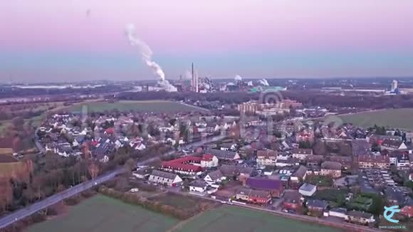 DuisburgMndelheim航空天际线背景是德国钢铁厂视频的预览图