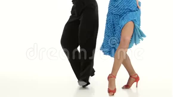 双腿优雅的舞厅舞女表演伦巴舞白色背景视频的预览图