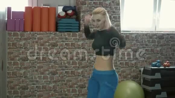 女孩交叉健身教练展示积极的练习视频的预览图