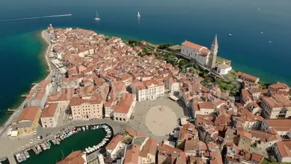 美丽的空中视频皮兰镇与塔蒂尼主广场古建筑与红色屋顶和亚得里亚海视频的预览图