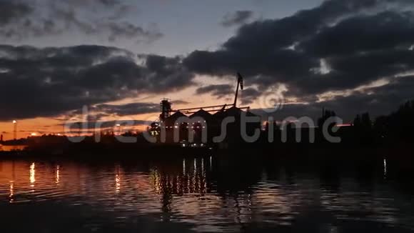 傍晚海港大粮码头全景谷物在夜间散装转运到船上装载谷物视频的预览图
