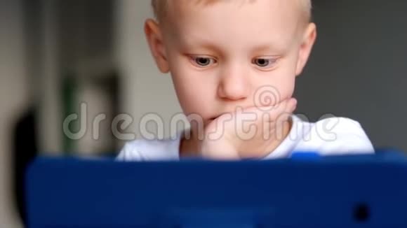 小男孩玩平板电脑视频的预览图