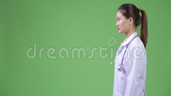 年轻快乐美丽的亚洲女医生微笑的轮廓视频的预览图