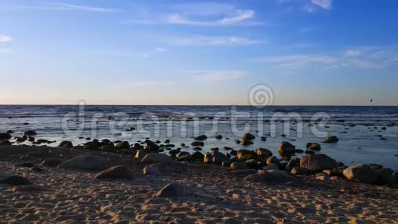 阳光明媚的夏日波罗的海沿岸视频的预览图