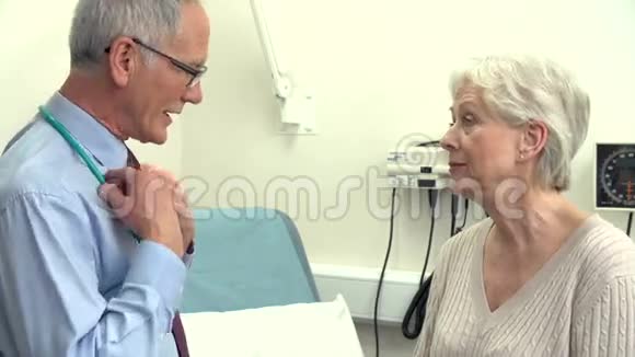 老年女性胸部听力医生视频的预览图