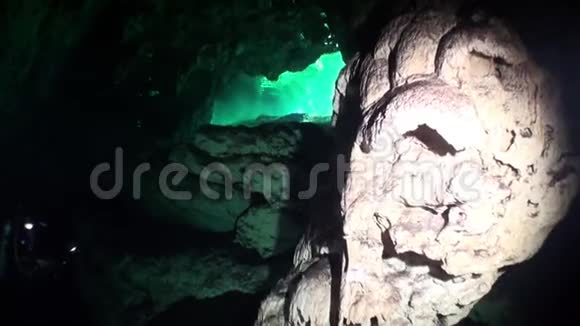 尤卡坦洞穴里的岩石在墨西哥的水下洞穴中出现视频的预览图