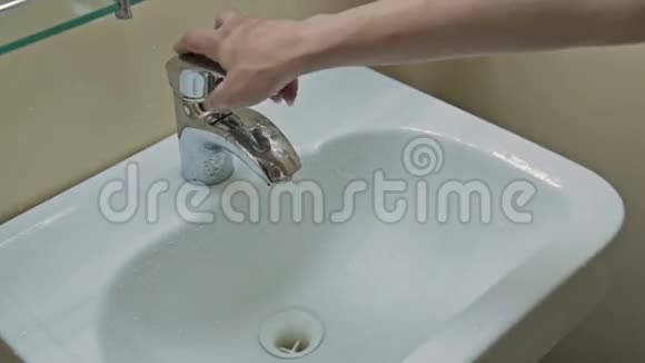 女人用肥皂洗手视频的预览图