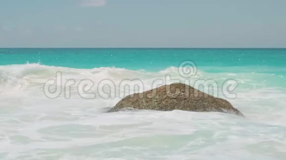 在岛上热带海滩上看到海浪美丽的塞舌尔岛上的海浪立体声视频的预览图