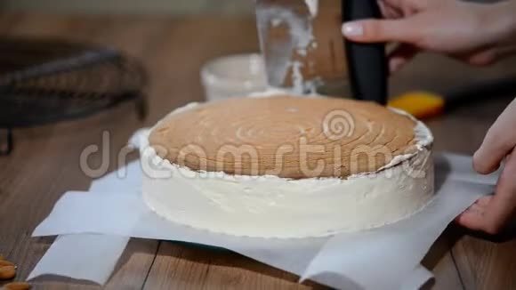 堆积蛋糕层用奶油馅制作视频的预览图