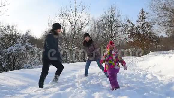 快乐的一家人在雪地里玩得开心视频的预览图