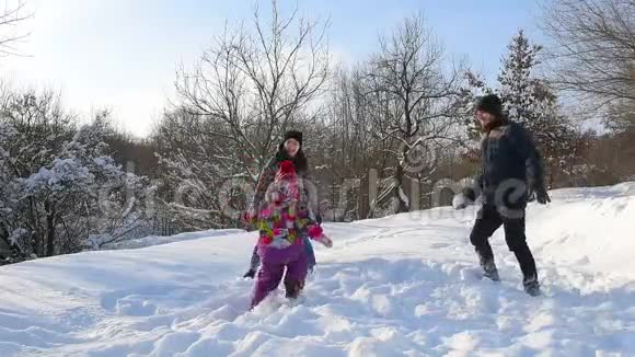 快乐的一家人在雪地里玩得开心视频的预览图