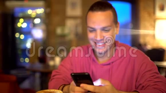 迷人的西班牙裔男人一个商人一个学生或一个创业公司用手机带着迷人的微笑使用人类视频的预览图