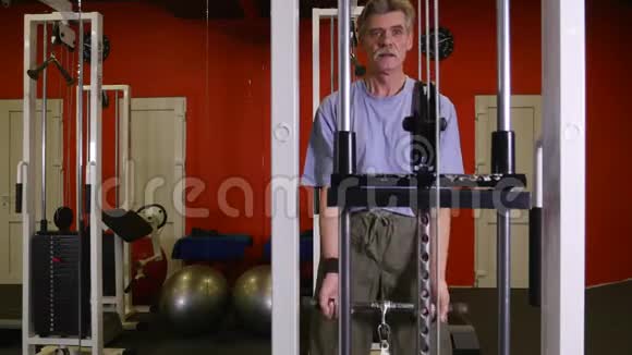 在健身房使用教练的老人视频的预览图
