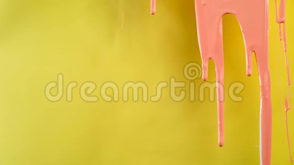 在4K的黄色背景上流动粉红色油漆视频的预览图