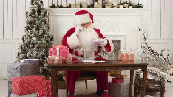 圣诞老人检查他的礼物清单视频的预览图