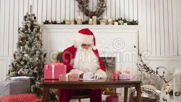 圣诞老人把礼物放在桌子上视频的预览图