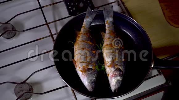 厨师用煎锅烹制海鲈鱼烹饪概念4k海鲜视频的预览图
