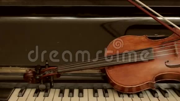 旧小提琴躺在钢琴上视频的预览图