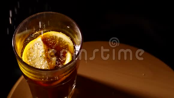 小颗粒落入鸡尾酒酒杯中视频的预览图