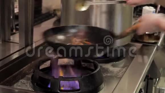 厨师在厨房餐厅或咖啡厅明火炒不同的产品视频的预览图