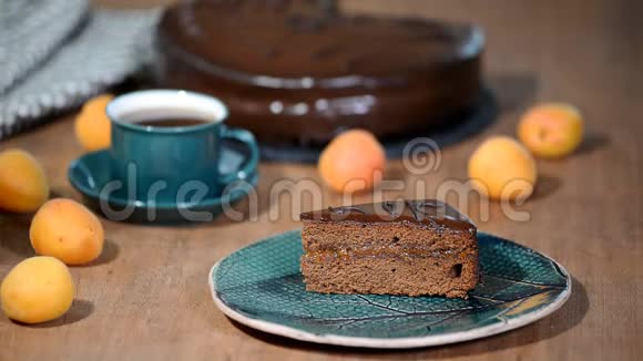 一块沙赫蛋糕奥地利巧克力甜点沙赫和杏酱视频的预览图