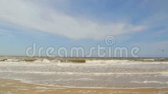 风筝冲浪北海的海浪在沙滩上翻滚海洋的背景视频的预览图