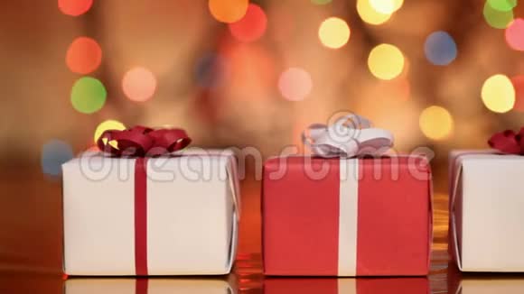 在礼物前滑动圣诞礼品盒视频的预览图