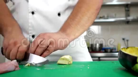 厨师切茄子大菜刀专业旅行厨房厨师餐厅厨师在工作形式准备视频的预览图