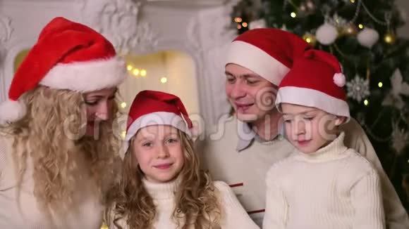 家人庆祝新年圣诞节视频的预览图