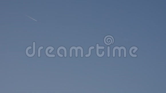 喷气式飞机在蓝天上飞行留下蒸汽痕迹视频的预览图