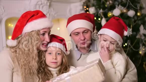 家人庆祝新年圣诞节视频的预览图