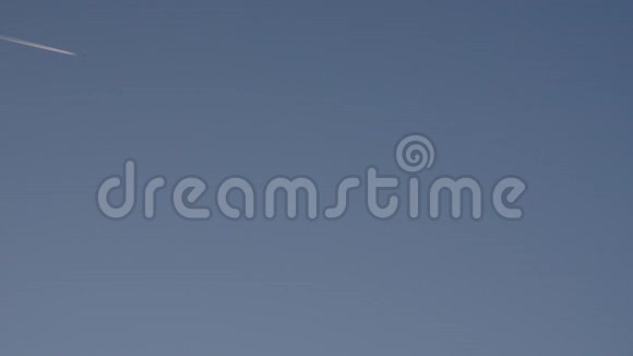 喷气式飞机在蓝天上飞行留下蒸汽痕迹视频的预览图
