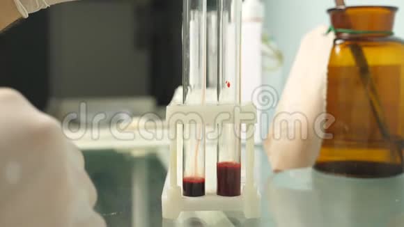 化验血样实验室男医生手用血液在试管中加入过氧化氢快关门视频的预览图
