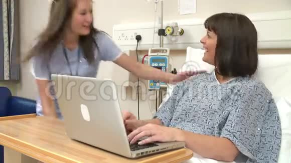 护士坐在女性病人的病床上视频的预览图