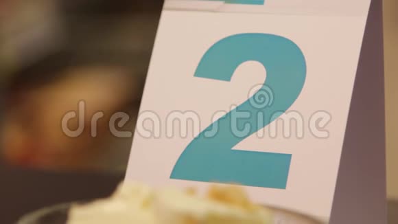 盘子里的冰淇淋视频的预览图