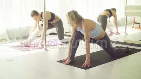 三个女人在工作室做瑜伽练习视频的预览图