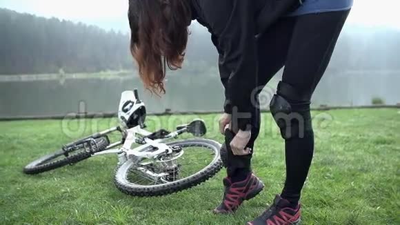 女孩保护膝盖自行车下坡慢速运动视频的预览图