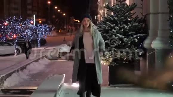 冬天女孩沿着大楼奔跑视频的预览图