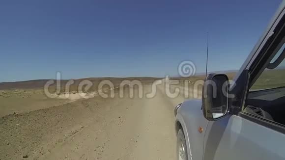 4x4汽车在土路上行驶视频的预览图