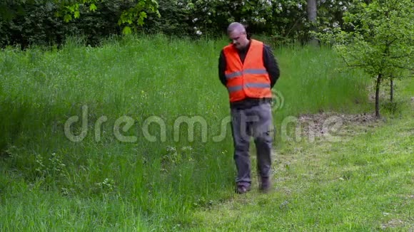 愤怒的园林绿化经理在质量不好的地方割草视频的预览图
