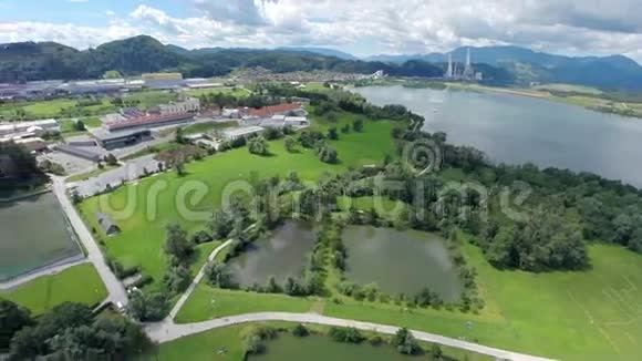 湖和体育场的空中射击视频的预览图