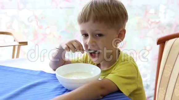 小男孩吃粥视频的预览图