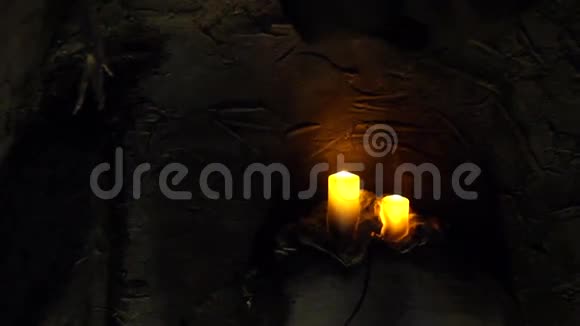 神秘洞穴里的两支蜡烛视频的预览图