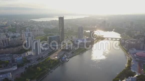 鸟瞰城市现代建筑城市河流美丽的城市鸟瞰图大型现代化城市中心视频的预览图