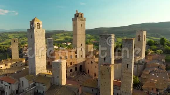 鸟瞰圣吉米尼亚诺及其中世纪老城与著名的塔楼视频的预览图